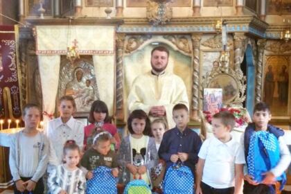 Rechizite şcolare pentru copii defavorizaţi din Arhiepiscopia Dunării de Jos – fotografia 3
