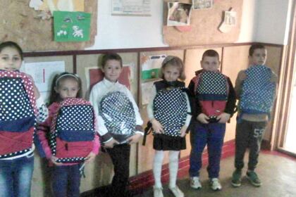 Rechizite şcolare pentru copii defavorizaţi din Arhiepiscopia Dunării de Jos – fotografia 4