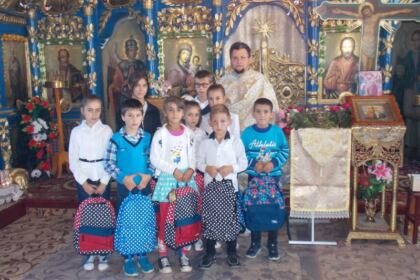 Rechizite şcolare pentru copii defavorizaţi din Arhiepiscopia Dunării de Jos – fotografia 5