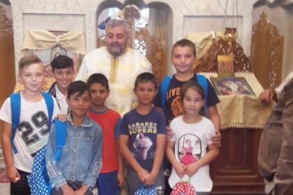 Rechizite şcolare pentru copii defavorizaţi din Arhiepiscopia Dunării de Jos – fotografia 7