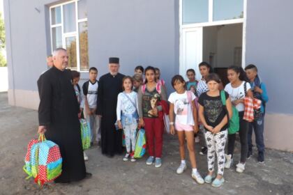Rechizite şcolare pentru copii defavorizaţi din Arhiepiscopia Dunării de Jos – fotografia 3