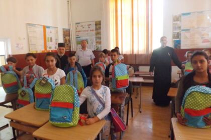 Rechizite şcolare pentru copii defavorizaţi din Arhiepiscopia Dunării de Jos – fotografia 4