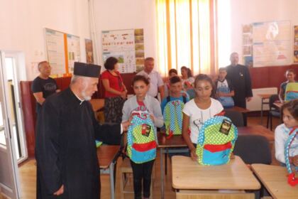 Rechizite şcolare pentru copii defavorizaţi din Arhiepiscopia Dunării de Jos – fotografia 6