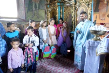 Rechizite şcolare pentru copii defavorizaţi din Arhiepiscopia Dunării de Jos – fotografia 10
