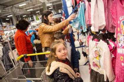 Programul social-filantropic „Ne înnoim de Sfintele Paşti“ continuă în Eparhia Dunării de Jos – fotografia 10