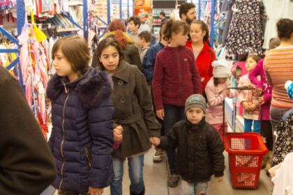 Programul social-filantropic „Ne înnoim de Sfintele Paşti“ continuă în Eparhia Dunării de Jos – fotografia 11