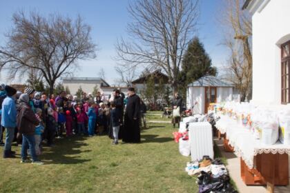 Programul social-filantropic „Ne înnoim de Sfintele Paşti“ continuă în Eparhia Dunării de Jos – fotografia 2