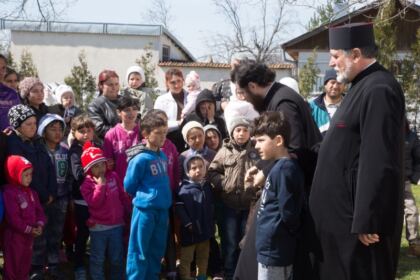 Programul social-filantropic „Ne înnoim de Sfintele Paşti“ continuă în Eparhia Dunării de Jos – fotografia 5