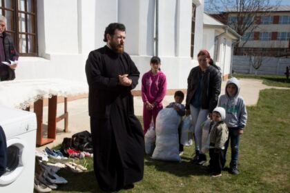 Programul social-filantropic „Ne înnoim de Sfintele Paşti“ continuă în Eparhia Dunării de Jos – fotografia 7