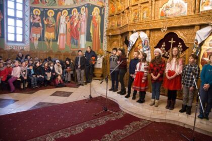 „Bucuria de a dărui“ – Concert de colinde la parohia „Sfântul Mina“ din Galați – fotografia 30