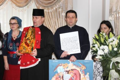 Colindători din cadrul Facultăţii de Istorie, Filosofie şi Teologie din Galaţi – fotografia 4