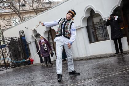 Festivalul de datini şi obiceiuri la Naşterea Domnului şi Anul Nou „Tudor Pamfile“ la Galaţi – fotografia 41