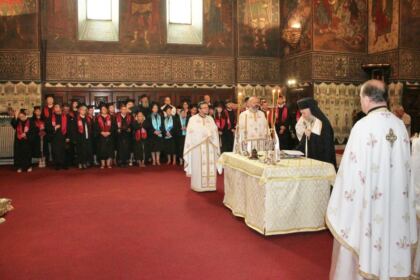Cursul festiv al studenţilor şi masteranzilor teologi de la Facultatea de Istorie, Filosofie şi Teologie din Galaţi – fotografia 12