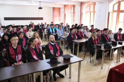 Cursul festiv al studenţilor şi masteranzilor teologi de la Facultatea de Istorie, Filosofie şi Teologie din Galaţi – fotografia 3