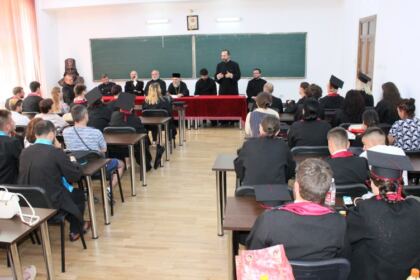 Cursul festiv al studenţilor şi masteranzilor teologi de la Facultatea de Istorie, Filosofie şi Teologie din Galaţi – fotografia 10