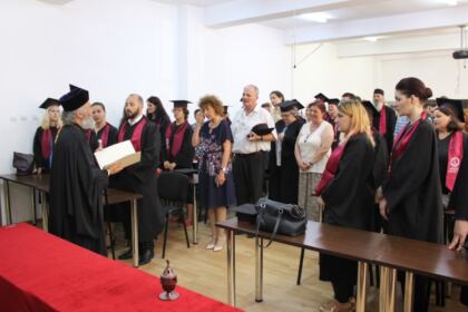 Cursul festiv al studenţilor şi masteranzilor teologi de la Facultatea de Istorie, Filosofie şi Teologie din Galaţi – fotografia 11
