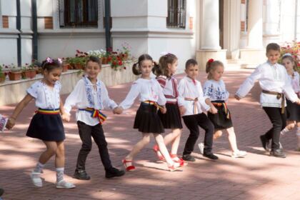 Serbare de sfârşit de an pentru clasele primare de la Seminarul Teologic „Sfântul Apostol Andrei“ din Galaţi – fotografia 11