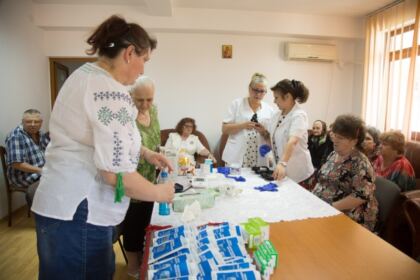 Activităţi filantropice îndreptate către bătrânii Centrului multifuncţional de servicii sociale „Speranţe pentru vârsta a III-a“ din Galaţi – fotografia 3
