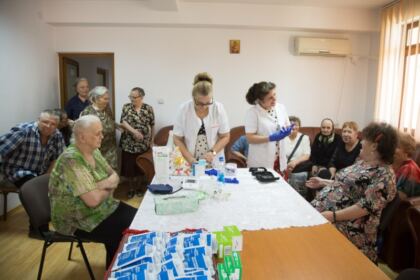Activităţi filantropice îndreptate către bătrânii Centrului multifuncţional de servicii sociale „Speranţe pentru vârsta a III-a“ din Galaţi – fotografia 4