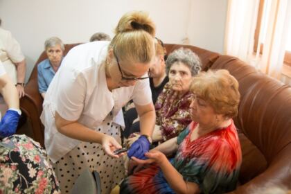 Activităţi filantropice îndreptate către bătrânii Centrului multifuncţional de servicii sociale „Speranţe pentru vârsta a III-a“ din Galaţi – fotografia 5