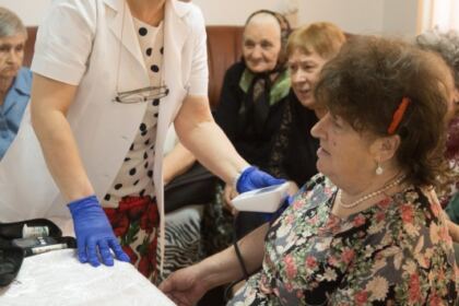 Activităţi filantropice îndreptate către bătrânii Centrului multifuncţional de servicii sociale „Speranţe pentru vârsta a III-a“ din Galaţi – fotografia 6