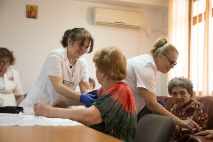 Activităţi filantropice îndreptate către bătrânii Centrului multifuncţional de servicii sociale „Speranţe pentru vârsta a III-a“ din Galaţi – fotografia 8