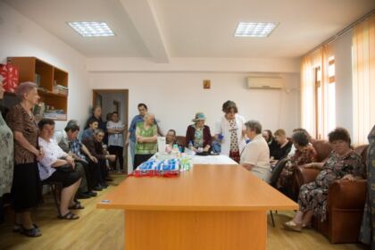 Activităţi filantropice îndreptate către bătrânii Centrului multifuncţional de servicii sociale „Speranţe pentru vârsta a III-a“ din Galaţi – fotografia 12