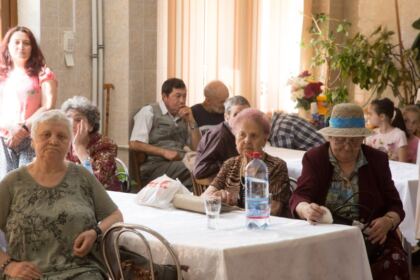 Activităţi filantropice îndreptate către bătrânii Centrului multifuncţional de servicii sociale „Speranţe pentru vârsta a III-a“ din Galaţi – fotografia 17