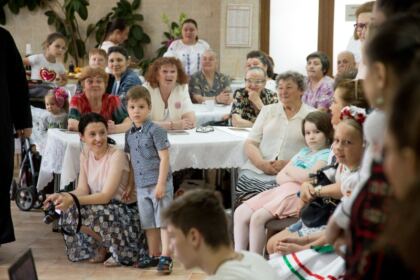 Activităţi filantropice îndreptate către bătrânii Centrului multifuncţional de servicii sociale „Speranţe pentru vârsta a III-a“ din Galaţi – fotografia 18