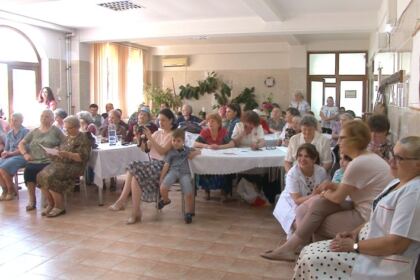 Activităţi filantropice îndreptate către bătrânii Centrului multifuncţional de servicii sociale „Speranţe pentru vârsta a III-a“ din Galaţi – fotografia 21