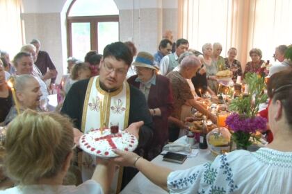 Activităţi filantropice îndreptate către bătrânii Centrului multifuncţional de servicii sociale „Speranţe pentru vârsta a III-a“ din Galaţi – fotografia 25