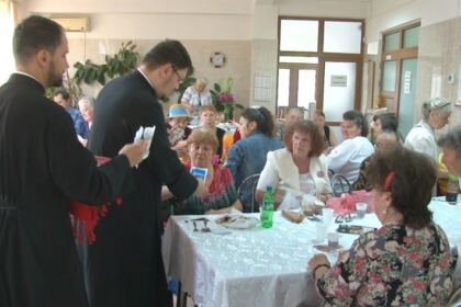 Activităţi filantropice îndreptate către bătrânii Centrului multifuncţional de servicii sociale „Speranţe pentru vârsta a III-a“ din Galaţi – fotografia 27