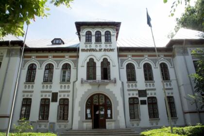 Examen de certificare a competenţelor profesionale şi revedere după 10 ani la Seminarul Teologic „Sfântul Apostol Andrei“ din Galaţi – fotografia 1