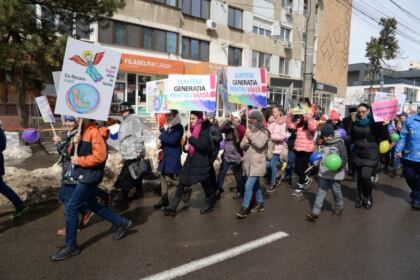 „Marşul pentru viaţă“ în Arhiepiscopia Dunării de Jos – fotografia 8