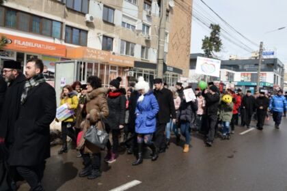 „Marşul pentru viaţă“ în Arhiepiscopia Dunării de Jos – fotografia 10