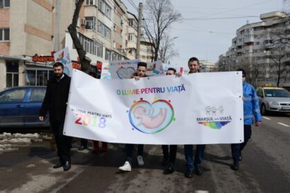 „Marşul pentru viaţă“ în Arhiepiscopia Dunării de Jos – fotografia 11