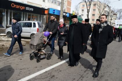 „Marşul pentru viaţă“ în Arhiepiscopia Dunării de Jos – fotografia 12