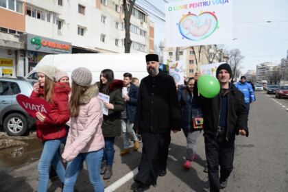 „Marşul pentru viaţă“ în Arhiepiscopia Dunării de Jos – fotografia 14