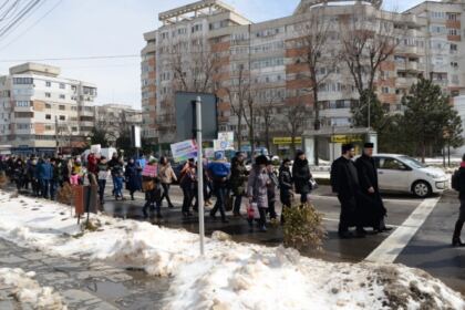 „Marşul pentru viaţă“ în Arhiepiscopia Dunării de Jos – fotografia 18