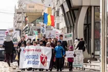 „Marşul pentru viaţă“ în Arhiepiscopia Dunării de Jos – fotografia 8