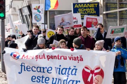 „Marşul pentru viaţă“ în Arhiepiscopia Dunării de Jos – fotografia 9