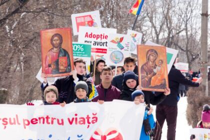 „Marşul pentru viaţă“ în Arhiepiscopia Dunării de Jos – fotografia 12