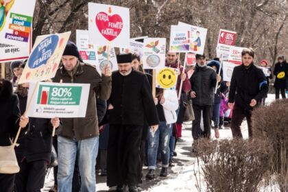 „Marşul pentru viaţă“ în Arhiepiscopia Dunării de Jos – fotografia 15