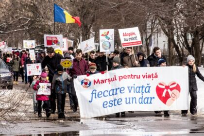 „Marşul pentru viaţă“ în Arhiepiscopia Dunării de Jos – fotografia 23