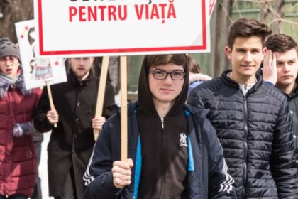 „Marşul pentru viaţă“ în Arhiepiscopia Dunării de Jos – fotografia 24