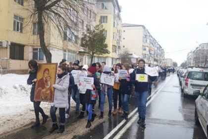 „Marşul pentru viaţă“ în Arhiepiscopia Dunării de Jos – fotografia 1