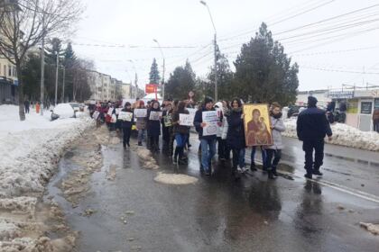 „Marşul pentru viaţă“ în Arhiepiscopia Dunării de Jos – fotografia 2