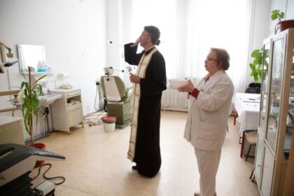 Centrul de asistenţă medicală „Sfinţii Doctori fără de arginţi Cosma şi Damian“ din Galaţi şi-a sărbătorit ocrotitorii – fotografia 18