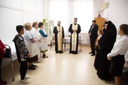 Centrul de asistenţă medicală „Sfinţii Doctori fără de arginţi Cosma şi Damian“ din Galaţi şi-a sărbătorit ocrotitorii – fotografia 19