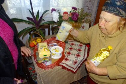 Manifestări culturale şi social-filantropice la Centrul „Speranţe pentru vârsta a III-a“ din cadrul parohiei „Sf. Stelian“ din Galaţi – fotografia 9